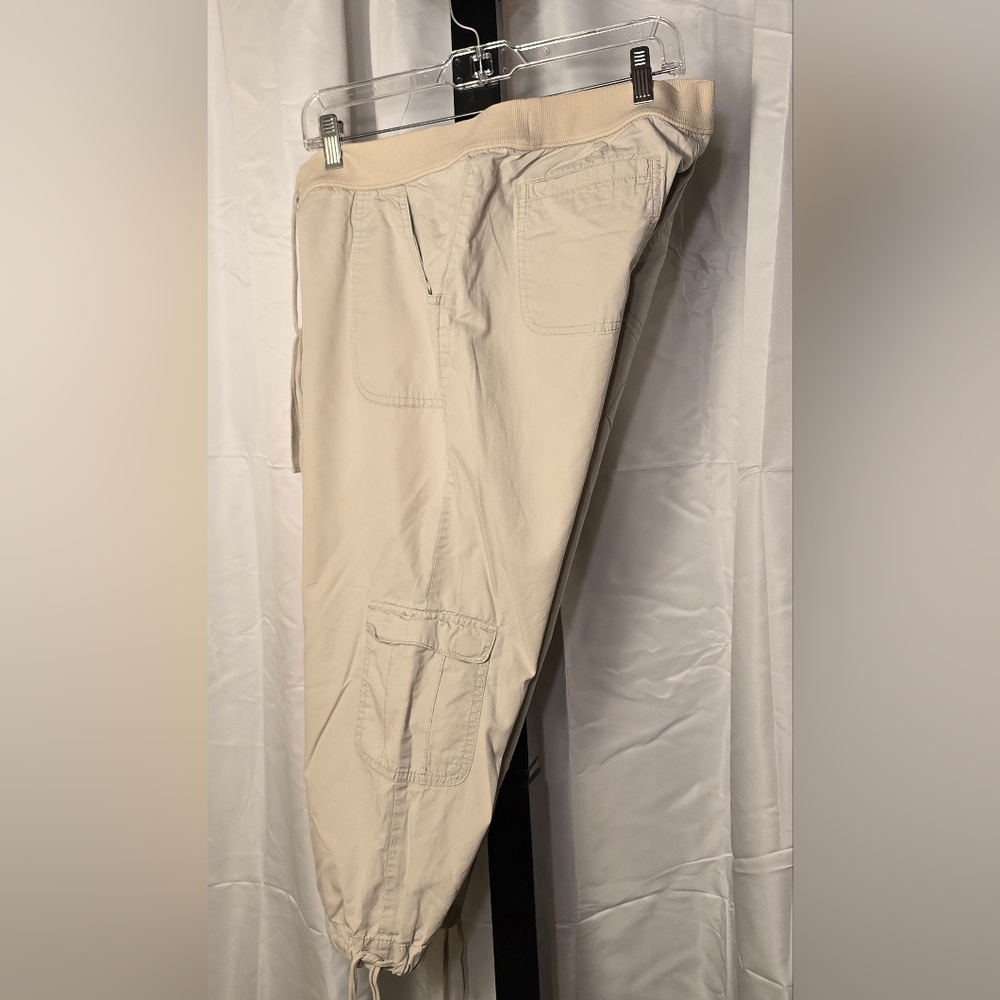 Stylish Liz Lange Maternity Beige Cargo Capri‎ Pants